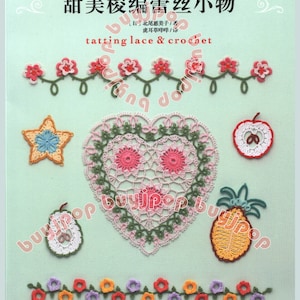 Könnte beinhalten: Ein Buchcover mit Häkel- und Klöppelmustern. Das Cover zeigt verschiedene Häkelmotive, darunter ein Herz, ein Stern, ein Apfel, eine Birne und eine Ananas. Zwei Blumenbordüren und Text in Englisch und Chinesisch sind ebenfalls zu sehen.