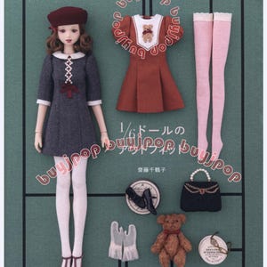 Puede incluir: Una muñeca con un vestido gris, boina burdeos y medias blancas. La ropa de muñeca adicional incluye un vestido rojo con un osito de peluche, medias rosas, zapatos negros, un bolso, guantes y un osito de peluche. El texto dice "1/6 Doll Outfits".
