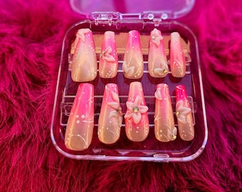 Uñas postizas ombré rosa: puntas francesas de gel con perlas y flores 3D