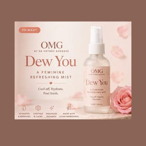 Puede incluir: Una botella transparente de bruma refrescante femenina "Dew You" de DA Hotbox Goddess. La etiqueta presenta el texto "OMG" y "A Feminine Refreshing Mist". La botella es de 118 ml. La imagen incluye una rosa rosa y pétalos.