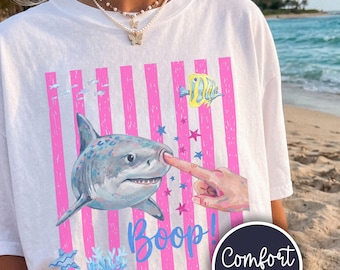 Chemise Boop Shark Comfort Colors®, t-shirt tendance pour les vacances d'été, t-shirt Beach Vibes, chemise Shark Lover, chemise bohème pour femme côtière