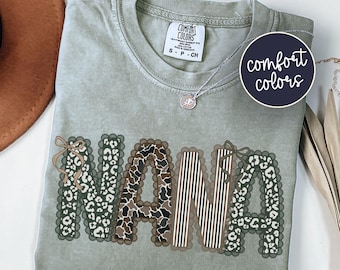Maglietta Preppy Camo Nana Comfort Colors®, maglietta floreale per la festa della mamma per la nonna, regalo per la festa della mamma per Mimi, regalo per la futura nonna per la nuova Nana