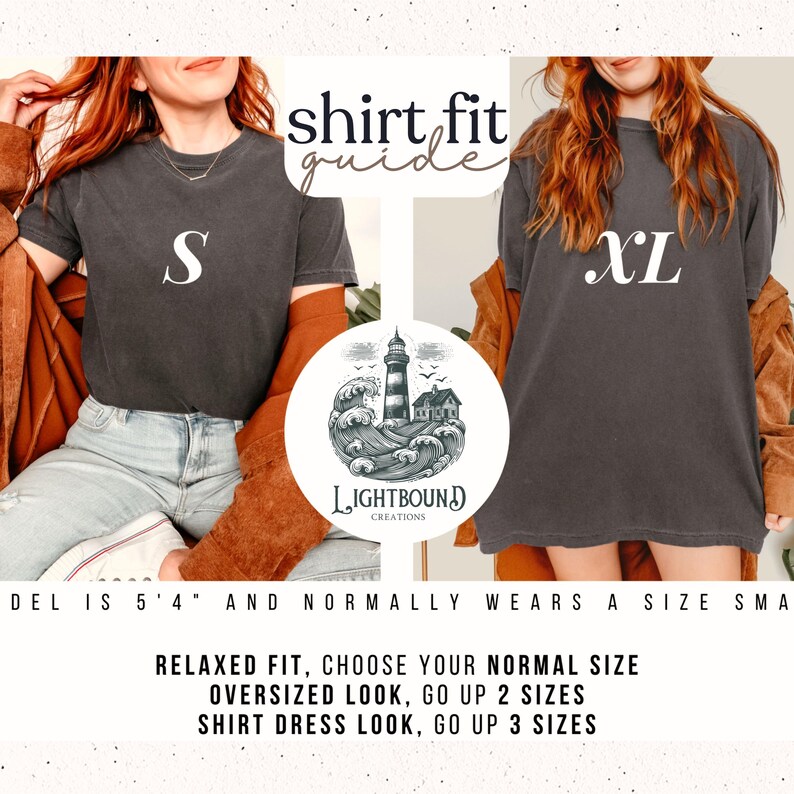 K&ouml;nnte beinhalten: Ein anthrazitfarbenes T-Shirt in Gr&ouml;&szlig;e S und XL zur Veranschaulichung der Passform. Das Bild enth&auml;lt den Text shirt fit guide, ein Leuchtturm-Logo mit dem Text Lightbound Creations sowie Gr&ouml;&szlig;enempfehlungen f&uuml;r lockere und Oversize-Looks.
