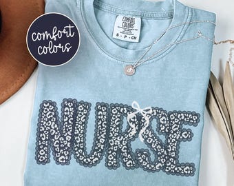 Floral Preppy Nurse Comfort Colors Shirt, RN Graduation Gift For New Nurse, Nursing School Grad Gift For Registered Nurse Bow Spring T-Shirt