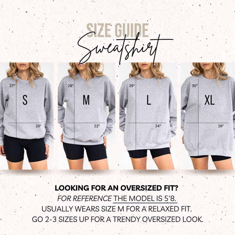 Op de afbeelding: Een maattabel voor een grijs sweatshirt met vier modellen in de maten S, M, L en XL. Elk sweatshirt toont lengte- en breedtematen in inches. De tekst bevat SIZE GUIDE, Sweatshirt en advies voor een oversized pasvorm.