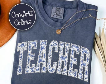 Camiseta Comfort Colors® para profesoras con perlas de imitación, camiseta floral de primavera para profesoras para la vuelta al cole, regalo de graduación para profesoras, regalo de agradecimiento para profesoras recién graduadas