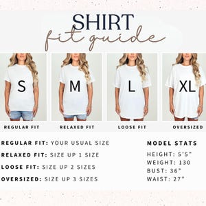 Op de afbeelding: Een T-shirt maattabel met vier witte T-shirts gelabeld S, M, L en XL, voor regular, relaxed, loose en oversized pasvormen. De tekst bevat maatinstructies en modelgegevens: 165 cm lengte, 59 kg gewicht, 91 cm borstomvang en 69 cm tailleomvang.