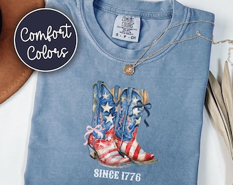 Maglietta Comfort Colors® con stivali da cowgirl patriottici per il 4 luglio, maglietta per il 250° anniversario degli Stati Uniti in stile western, maglietta preppy con bandiera americana, maglietta femminile per il 4 luglio