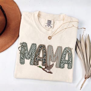 Chemise maman chasse au canard Comfort Colors®, t-shirt maman camouflage preppy, t-shirt graphique maman camouflage, cadeau de fête des mères pour l'extérieur, t-shirt maman rétro image 5
