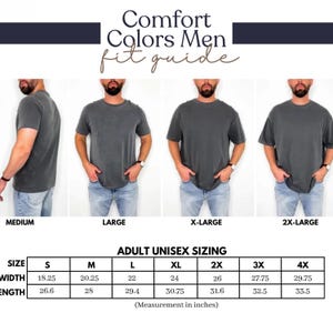 Op de afbeelding: Een maattabel voor Comfort Colors T-shirts. De afbeelding toont vier mannen die grijze t-shirts dragen in verschillende maten: Medium, Large, X-Large en 2X-Large. Een maattabel voor volwassenen is ook opgenomen, met afmetingen in inches.