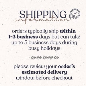 Op de afbeelding: Een lichtgekleurde informatieve afbeelding met donkere tekst die SHIPPING information, orders typically ship within 1-3 business days but can take up to 5 business days during busy holidays, en please review your order's estimated delivery window before checkout vermeldt.