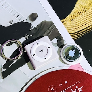 Retro MP3 AirTag Hülle | Vintage Design Silikon Halter | Langlebiger Schlüsselanhänger für AirTag | Personalisiertes AirTag Zubehör | Geschenk für Musik Liebhaber