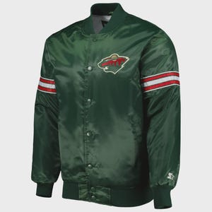 Peut inclure: Veste verte en satin avec fermeture boutonnée, rayures blanches et rouges sur les manches. La veste arbore un écusson de l'équipe sur la poitrine et un col et des poignets côtelés. Le logo Starter est visible sur la manche.