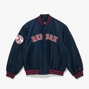 Op de afbeelding: Marineblauwe baseballjack met de tekst "RED SOX" in rode letters over de borst. De jas heeft rood-witte gestreepte afwerking op de kraag, manchetten en taille. Een teamlogopatch staat op de linkermouw.