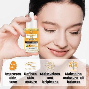 K&ouml;nnte beinhalten: Eine klare Glasflasche mit Kurkuma&ouml;l und einer wei&szlig;en Pipette wird vor dem Gesicht einer Frau gehalten. Auf dem Etikett steht "TURMERIC OIL" und listet Vorteile wie die Verbesserung des Hauttons und der Hautstruktur auf. Die Flasche enth&auml;lt 30 ml.