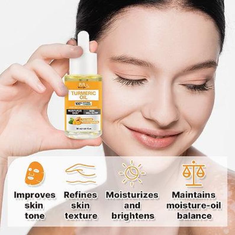 K&ouml;nnte beinhalten: Eine klare Glasflasche mit Kurkuma&ouml;l und einer wei&szlig;en Pipette wird vor dem Gesicht einer Frau gehalten. Auf dem Etikett steht "TURMERIC OIL" und listet Vorteile wie die Verbesserung des Hauttons und der Hautstruktur auf. Die Flasche enth&auml;lt 30 ml.
