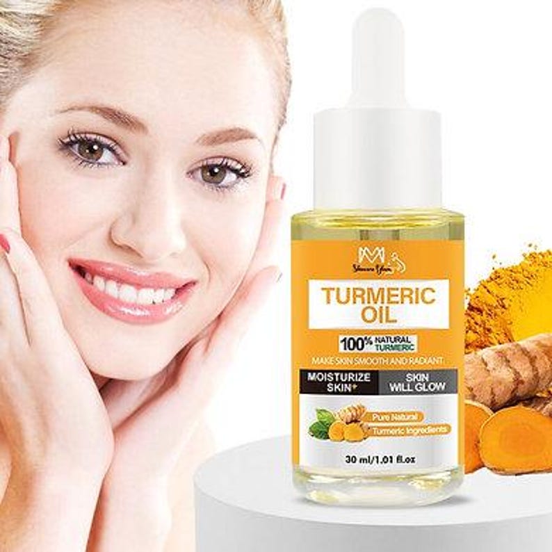 K&ouml;nnte beinhalten: Eine klare Glasflasche mit Kurkuma&ouml;l und einem wei&szlig;en Tropferaufsatz. Das Etikett ist orange und wei&szlig;, mit den Worten "TURMERIC OIL" und "100% NATURAL" in fetter Schrift. Die Flasche enth&auml;lt 30 ml &Ouml;l. Eine Frau ist im Hintergrund.
