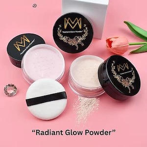 K&ouml;nnte beinhalten: Eine Auswahl an Radiant Glow Powder Make-up-Produkten. Das Bild zeigt Gl&auml;ser mit schwarzen Deckeln und dem Markenlogo, offene Gl&auml;ser mit rosa und beigem Puder und ein wei&szlig;es Puderquaste mit schwarzem Band. Der Text "Radiant Glow Powder" steht unten.