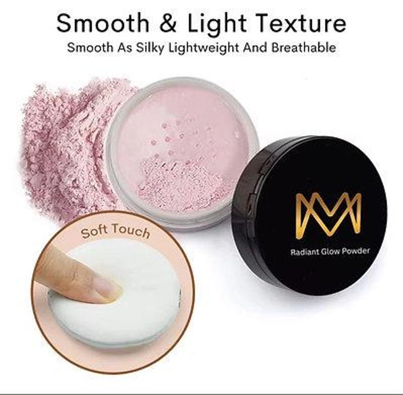 K&ouml;nnte beinhalten: Das Bild zeigt loses, rosa Gesichtspuder in einem transparenten Beh&auml;lter. Eine schwarze Kompaktpuder-Dose mit goldenem Logo und dem Text "Radiant Glow Powder" ist ebenfalls zu sehen. Der Text "Smooth & Light Texture" befindet sich oben.