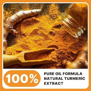 K&ouml;nnte beinhalten: Draufsicht auf Kurkumapulver, einen Holzsch&ouml;pfer und Kurkumawurzel. Ein Glasbeh&auml;lter ist umgekippt und versch&uuml;ttet Kurkumapulver. Der Text lautet: "100% Pure Oil Formula Natural Turmeric Extract."