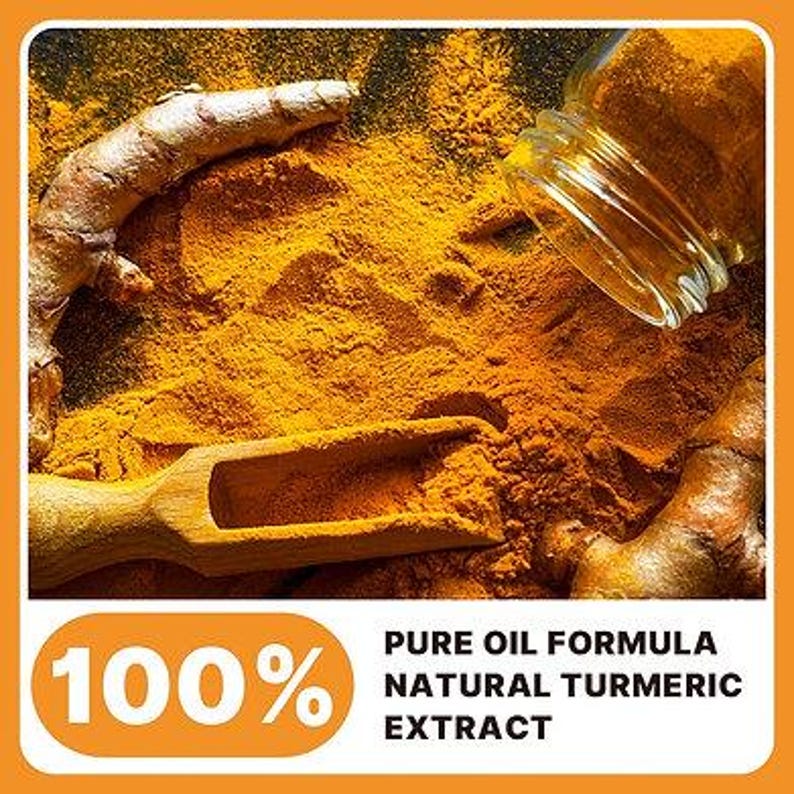 K&ouml;nnte beinhalten: Draufsicht auf Kurkumapulver, einen Holzsch&ouml;pfer und Kurkumawurzel. Ein Glasbeh&auml;lter ist umgekippt und versch&uuml;ttet Kurkumapulver. Der Text lautet: "100% Pure Oil Formula Natural Turmeric Extract."