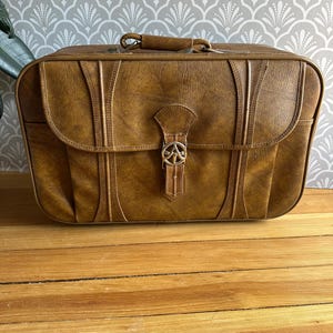 Beautiful Sturdy Mint Condition  with key Vintage American Tourister 1983 Brown Leather Suit Case Carry On Luggage