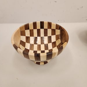 Handgedrechselte Holzschale aus Nussbaum und Ahorn