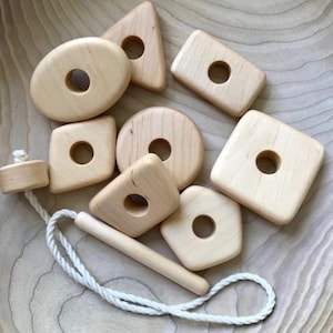 Montessori Holzschnürspielzeug für Kleinkinder | Feinmotorik Fädelspielzeug | Lernspielzeug für Kinder ab 2 Jahren | Handgefertigtes Spielzeug aus Naturholz
