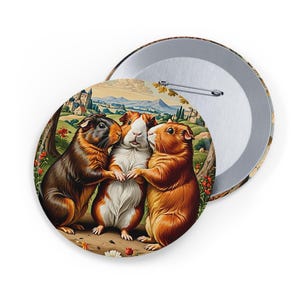 Op de afbeelding: Drie cavia's, een bruin en zwart, een wit en bruin en een oranje en bruin, staan in een cirkel en kijken elkaar aan. Ze bevinden zich in een veld met groen gras, bloemen en een klein dorp op de achtergrond.