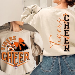 Personalisiertes Maskottchen Cheer Shirt: Tigers, Pom Poms, Glitter - Cheer Mom Tee