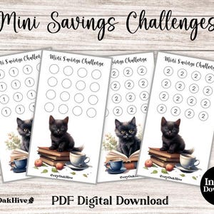 Könnte beinhalten: Vier druckbare Mini-Spar-Challenge-Karten mit einer schwarzen Katze, die auf einem Stapel Bücher sitzt. Jede Karte hat einen anderen Betrag, der pro Kreis gespart werden soll, mit dem Text "Mini Savings Challenge" oben.