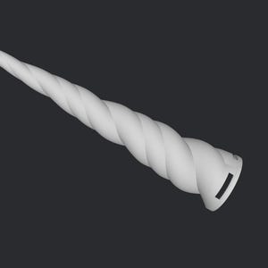 Peut inclure: Une corne de licorne blanche et spiralée avec une surface texturée. La corne a une forme légèrement incurvée et une base plate avec une ouverture rectangulaire. Le fond est gris foncé uni.