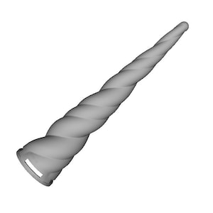 Peut inclure: Une corne de licorne grise avec un design en spirale. La corne a une surface l&eacute;g&egrave;rement textur&eacute;e et une base plate avec une ouverture rectangulaire. La corne se termine en pointe arrondie.