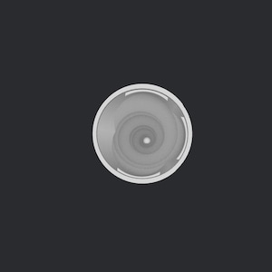 Peut inclure: Un objet circulaire en nuances de gris, avec un motif en spirale au centre. Il poss&egrave;de un bord blanc avec des d&eacute;tails rectangulaires. Le fond est de couleur gris fonc&eacute; uni.