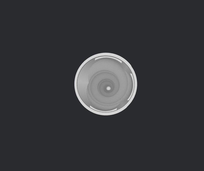Peut inclure: Un objet circulaire en nuances de gris, avec un motif en spirale au centre. Il poss&egrave;de un bord blanc avec des d&eacute;tails rectangulaires. Le fond est de couleur gris fonc&eacute; uni.
