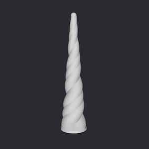 Peut inclure: Une corne de licorne blanche et spiral&eacute;e, sur fond gris fonc&eacute;. La corne pr&eacute;sente un motif torsad&eacute; textur&eacute;, se r&eacute;tr&eacute;cissant en pointe. La base est plus large, avec un l&eacute;ger &eacute;vasement. Cet article d&eacute;coratif est adapt&eacute; aux travaux manuels ou aux costumes.