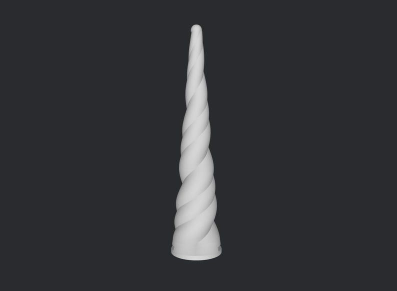 Peut inclure: Une corne de licorne blanche et spiral&eacute;e, sur fond gris fonc&eacute;. La corne pr&eacute;sente un motif torsad&eacute; textur&eacute;, se r&eacute;tr&eacute;cissant en pointe. La base est plus large, avec un l&eacute;ger &eacute;vasement. Cet article d&eacute;coratif est adapt&eacute; aux travaux manuels ou aux costumes.