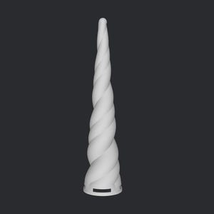Peut inclure: Une corne de licorne blanche avec un motif en spirale. La corne est de couleur unie et a un aspect lisse et &eacute;pur&eacute;. La base de la corne comporte une petite ouverture rectangulaire. Le fond est gris fonc&eacute;.