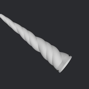 Peut inclure: Une corne de licorne blanche et spiral&eacute;e avec une base plate. La corne pr&eacute;sente un motif torsad&eacute; textur&eacute; sur fond gris fonc&eacute;. L'objet est sur le th&egrave;me de la fantaisie.