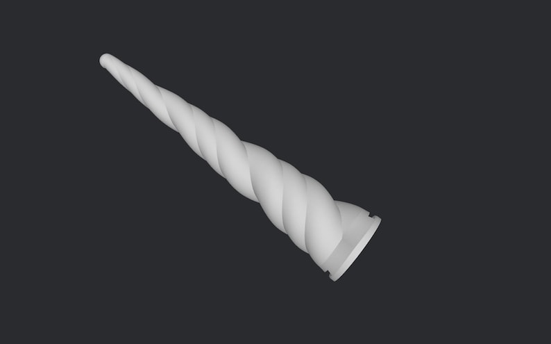 Peut inclure: Une corne de licorne blanche et spiral&eacute;e avec une base plate. La corne pr&eacute;sente un motif torsad&eacute; textur&eacute; sur fond gris fonc&eacute;. L'objet est sur le th&egrave;me de la fantaisie.