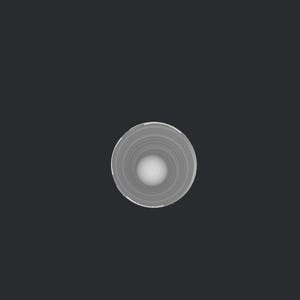Peut inclure: Vue de dessus d'un petit objet m&eacute;tallique rond avec des rainures circulaires concentriques. L'objet est centr&eacute; sur un fond gris fonc&eacute;, avec un centre blanc brillant.