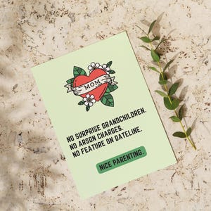 Cartão de Dia das Mães para Imprimir - Sem Netos Surpresa. Sem Acusações de Incêndio Criminoso. Sem Destaque no Dateline. - download digital - cartão para a mãe