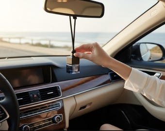 Diffusore di profumo per auto - Fragranza di design a lunga durata, vegana e non testata sugli animali, regalo ideale per gli amanti delle auto, disponibile in blu e trasparente.