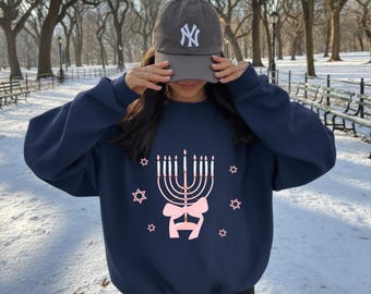 Sudadera Coquette de Hanukkah, Sudadera de Hanukkah, Regalo navideño con lazo Coquette, Sudadera Nes Gadol, Regalo judío femenino, Sudadera rosa