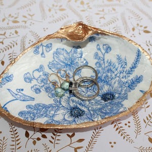 Blue Chinoiserie Oyster dish, perfect for table or bedside jewelry, ring dish