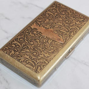 Estuche para cigarrillos, estuche para moscas, billetera o tarjeta de presentación grabado en estilo victoriano: regalo de pescador, Alaska, Idaho, Colorado, Washington y Oregón