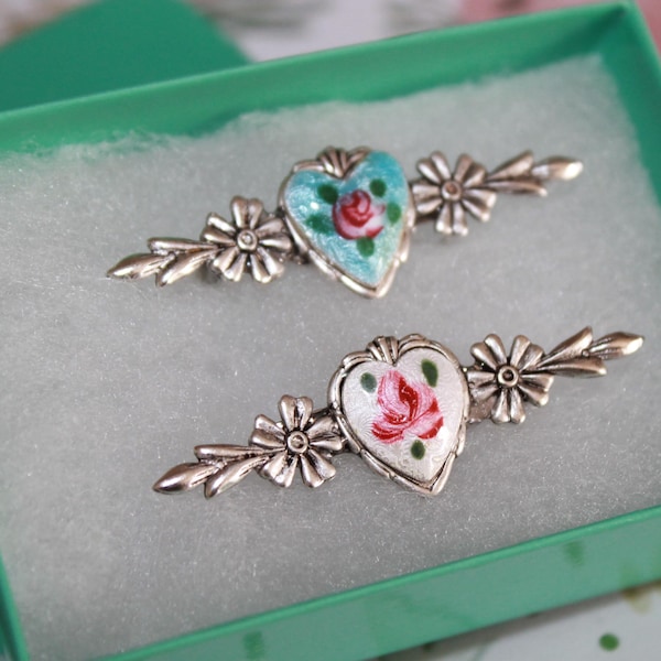 Geguillocheerde harthaarspeld met handgeschilderde roos – vintage zilvertint – alleen wit hart blijft over, blauwe haarspeld