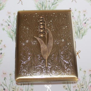 Estuche metálico para tarjetas con diseño de lirio del valle – Tarjetero floral – Estuche de latón para cigarrillos – Regalo de la flor de nacimiento de mayo – Estuche de bolsillo de estilo vintage