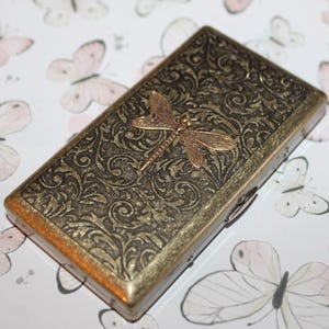 Estuche para cigarrillos, funda para palos de golf, billetera o tarjetero de estilo victoriano con grabado de libélula: símbolo de cambio, esperanza y de vivir el momento