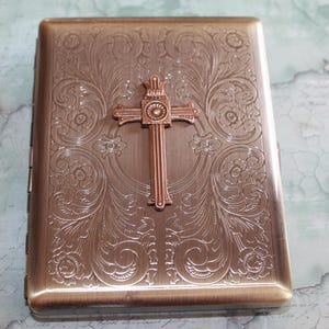 Estuche para cigarrillos con cruz de estilo victoriano, crucifijo INRI, estuche para cartas, cartera católica de bolsillo, estuche para cigarrillos de latón antiguo, tarjetero imagen 5